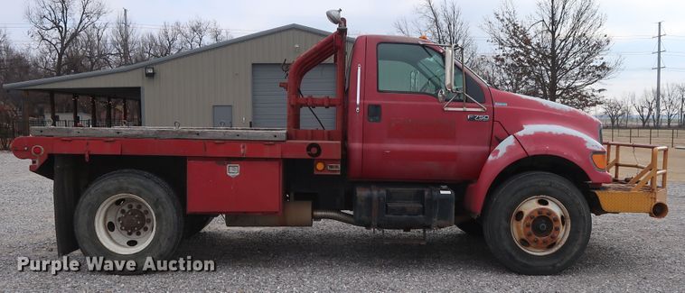 image for item GD9956 2000 Ford F750 Super Duty XL flatbed truck