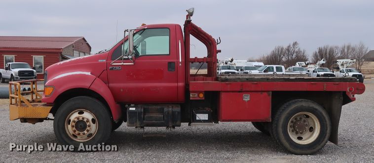 image for item GD9956 2000 Ford F750 Super Duty XL flatbed truck