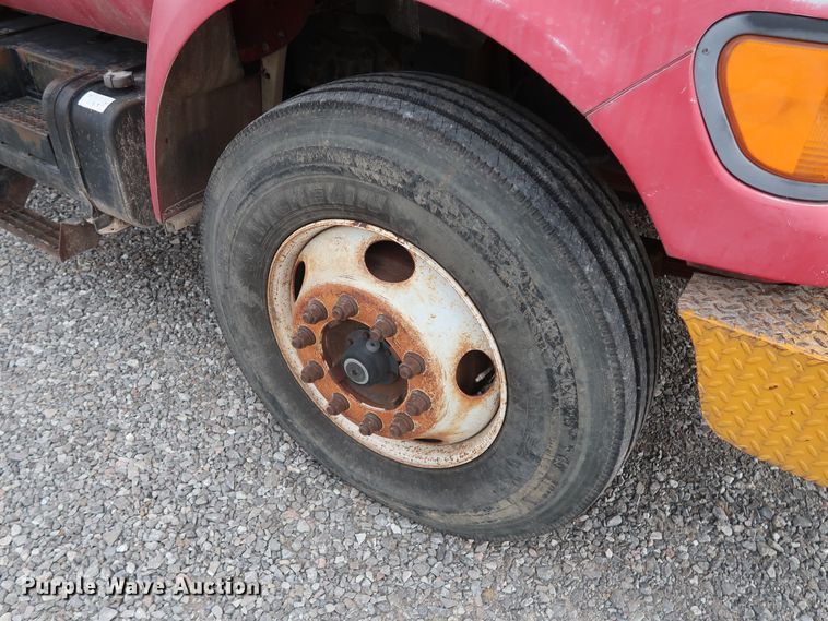 image for item GD9956 2000 Ford F750 Super Duty XL flatbed truck