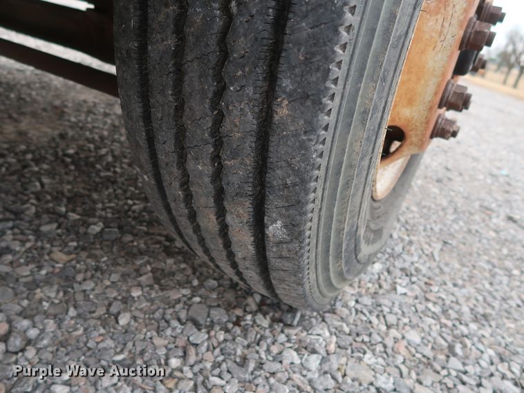 image for item GD9956 2000 Ford F750 Super Duty XL flatbed truck