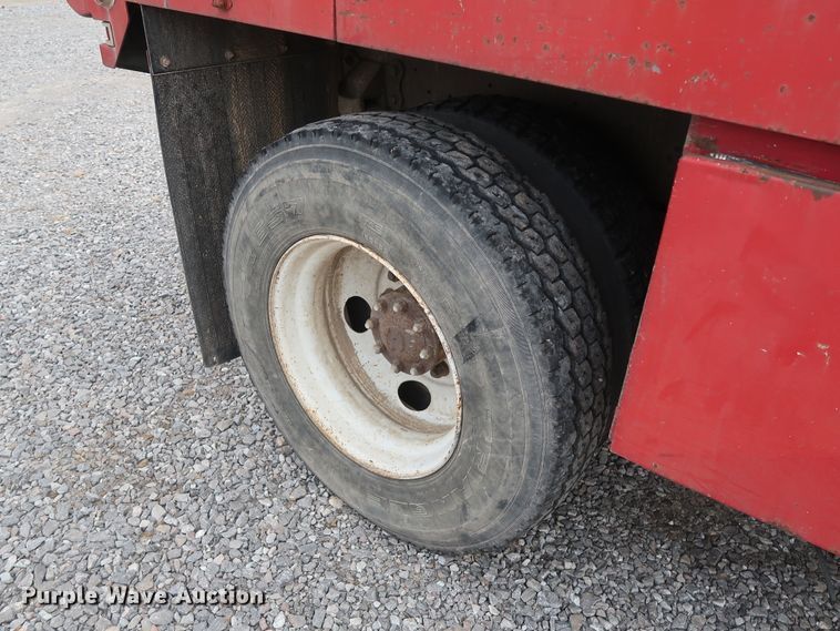 image for item GD9956 2000 Ford F750 Super Duty XL flatbed truck