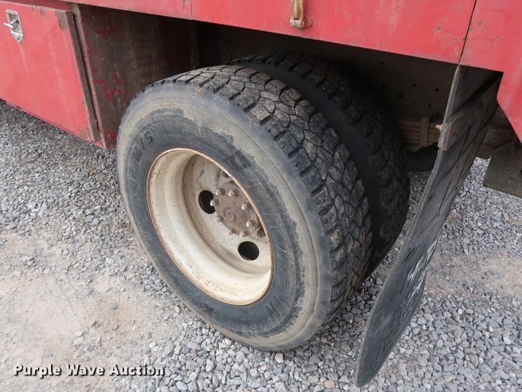 image for item GD9956 2000 Ford F750 Super Duty XL flatbed truck