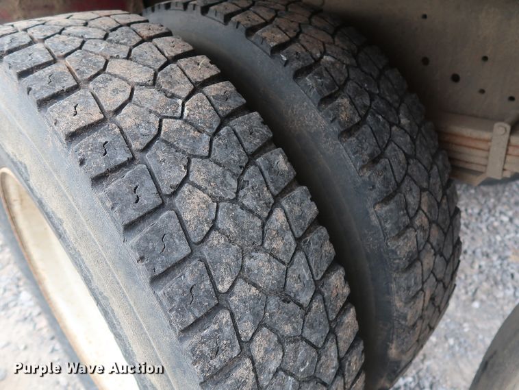 image for item GD9956 2000 Ford F750 Super Duty XL flatbed truck