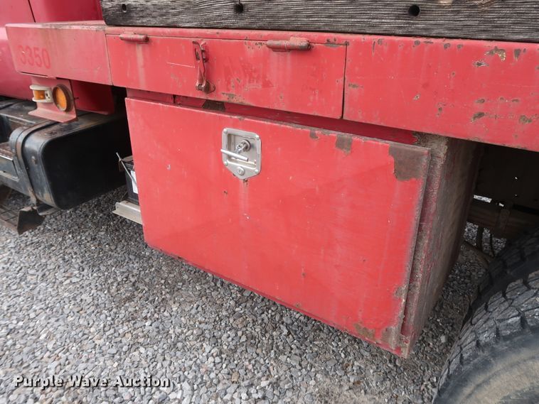 image for item GD9956 2000 Ford F750 Super Duty XL flatbed truck