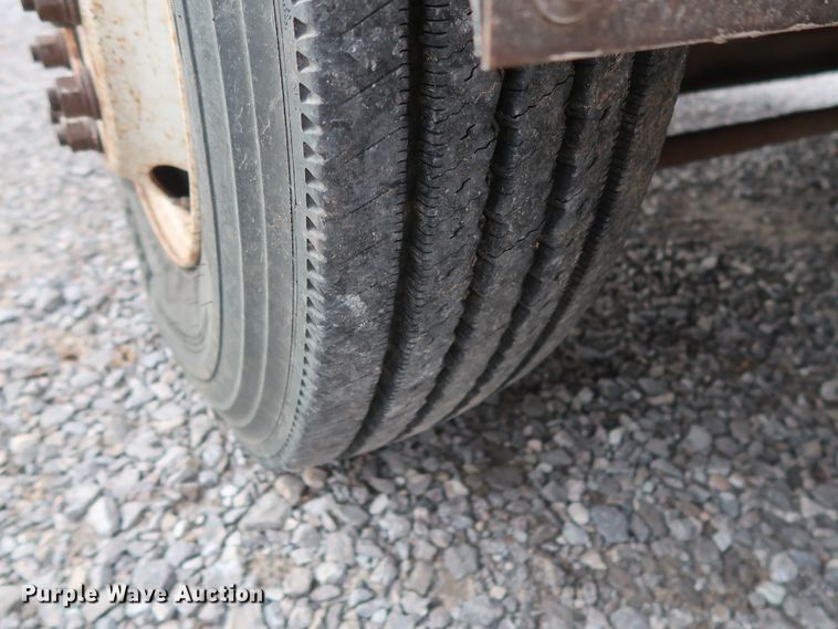 image for item GD9956 2000 Ford F750 Super Duty XL flatbed truck