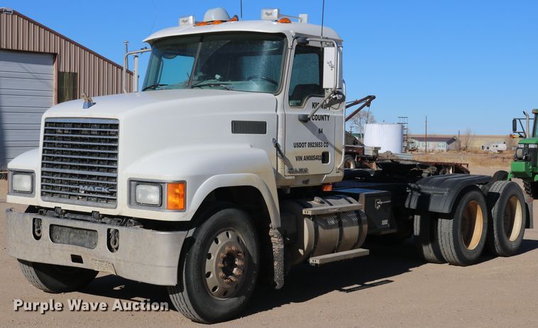 image for item DD6078 2010 Mack CH613 semi truck