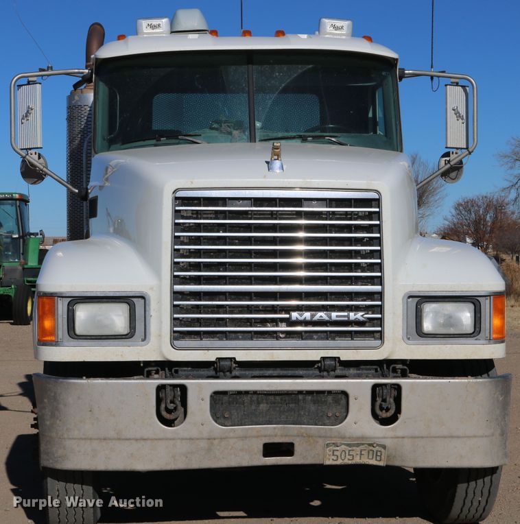 image for item DD6078 2010 Mack CH613 semi truck
