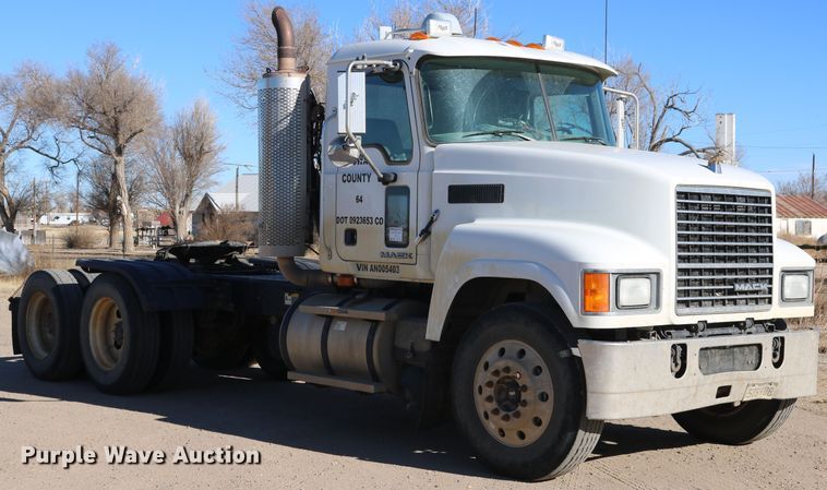 image for item DD6078 2010 Mack CH613 semi truck