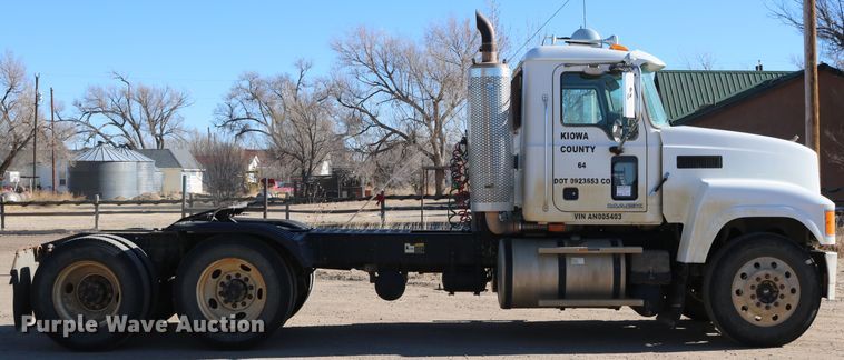 image for item DD6078 2010 Mack CH613 semi truck