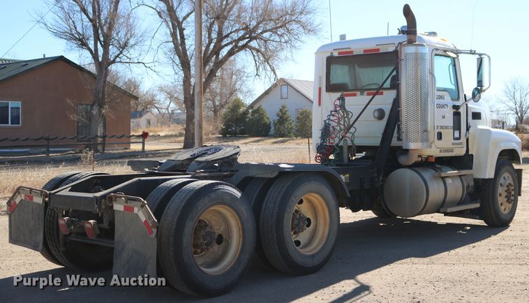 image for item DD6078 2010 Mack CH613 semi truck