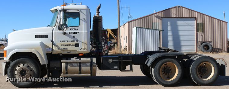 image for item DD6078 2010 Mack CH613 semi truck