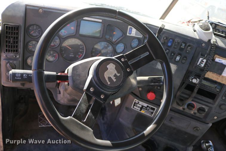 image for item DD6078 2010 Mack CH613 semi truck