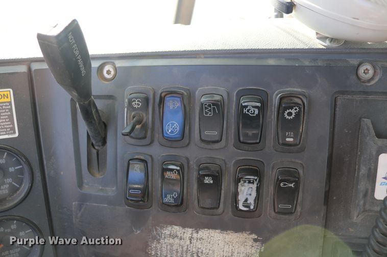 image for item DD6078 2010 Mack CH613 semi truck