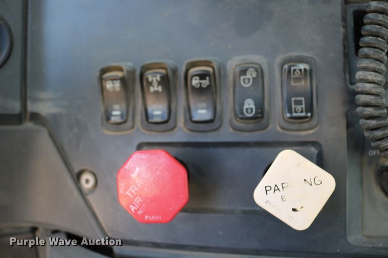 image for item DD6078 2010 Mack CH613 semi truck