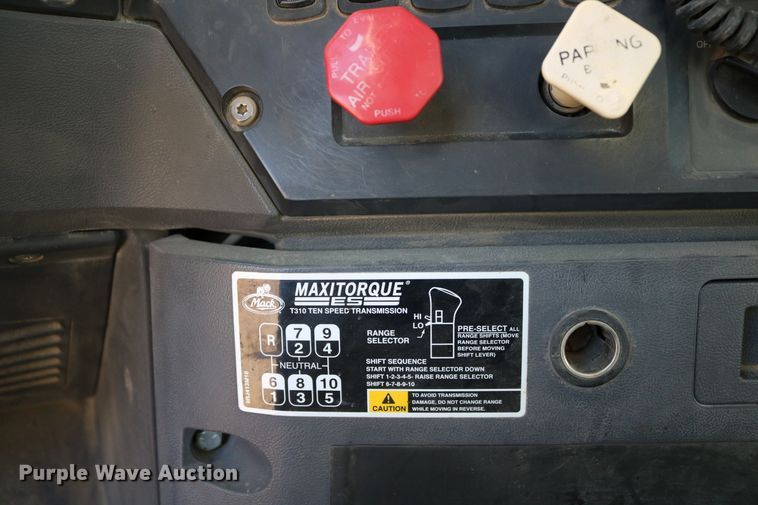 image for item DD6078 2010 Mack CH613 semi truck