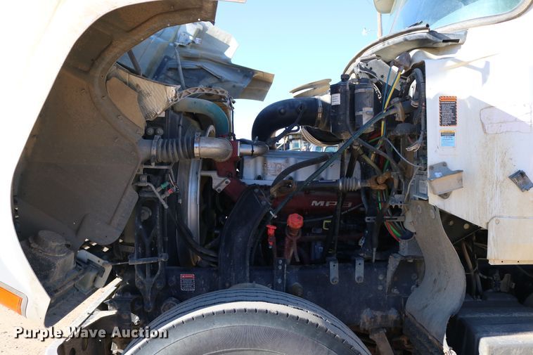 image for item DD6078 2010 Mack CH613 semi truck