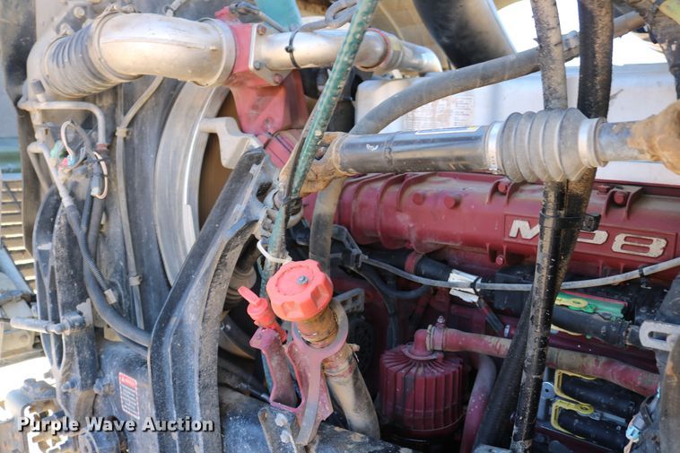 image for item DD6078 2010 Mack CH613 semi truck