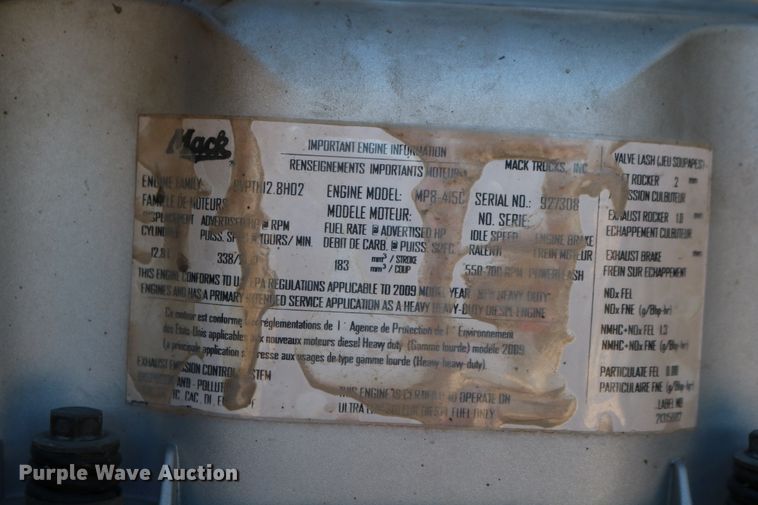 image for item DD6078 2010 Mack CH613 semi truck