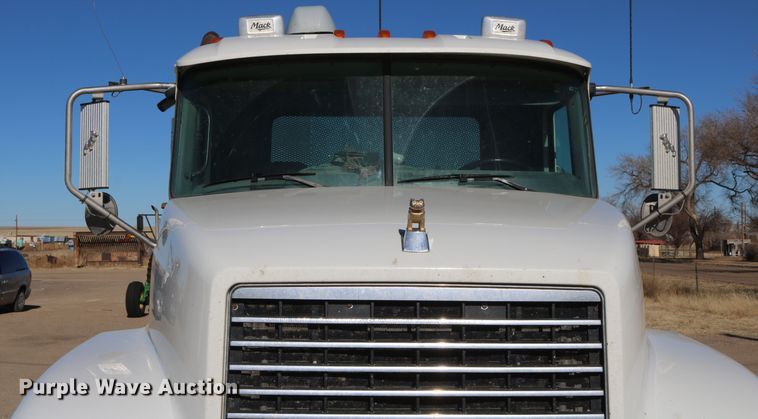 image for item DD6078 2010 Mack CH613 semi truck