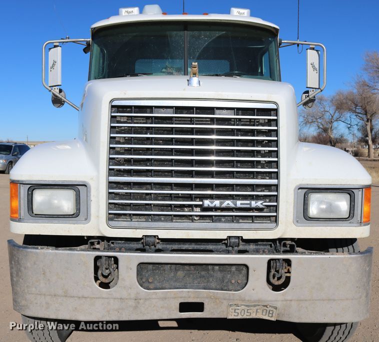 image for item DD6078 2010 Mack CH613 semi truck