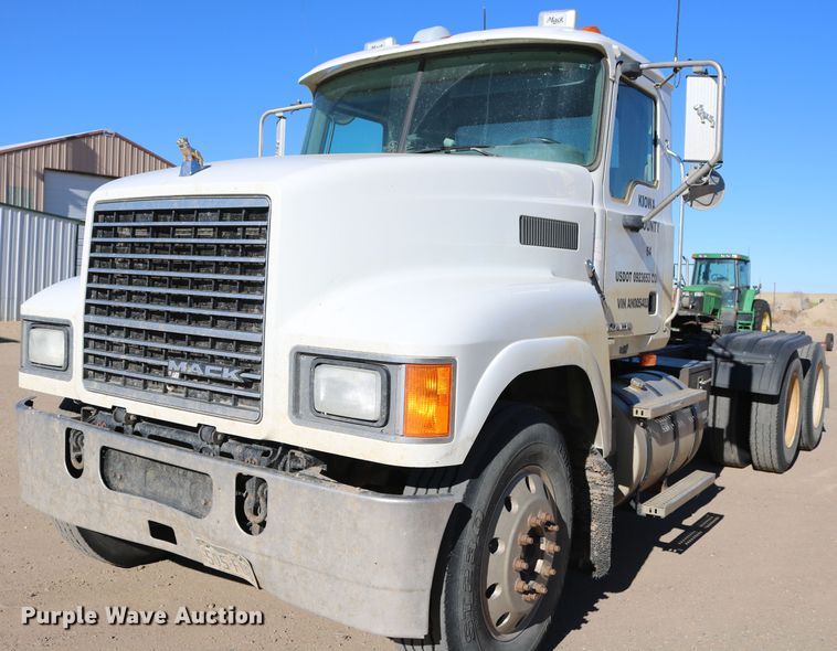 image for item DD6078 2010 Mack CH613 semi truck
