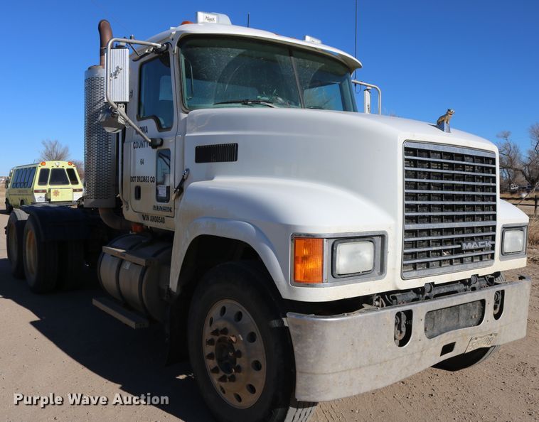 image for item DD6078 2010 Mack CH613 semi truck