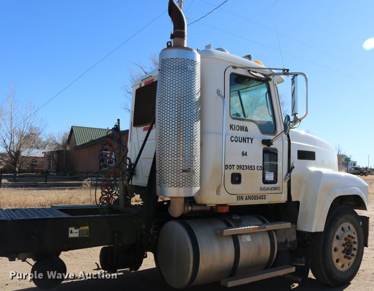image for item DD6078 2010 Mack CH613 semi truck