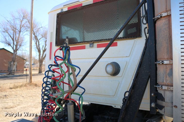 image for item DD6078 2010 Mack CH613 semi truck