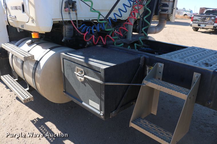 image for item DD6078 2010 Mack CH613 semi truck