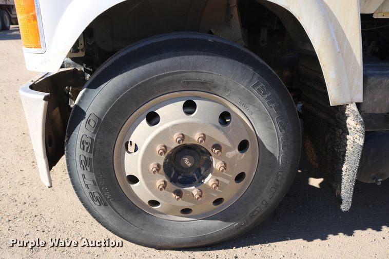 image for item DD6078 2010 Mack CH613 semi truck