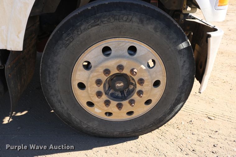 image for item DD6078 2010 Mack CH613 semi truck