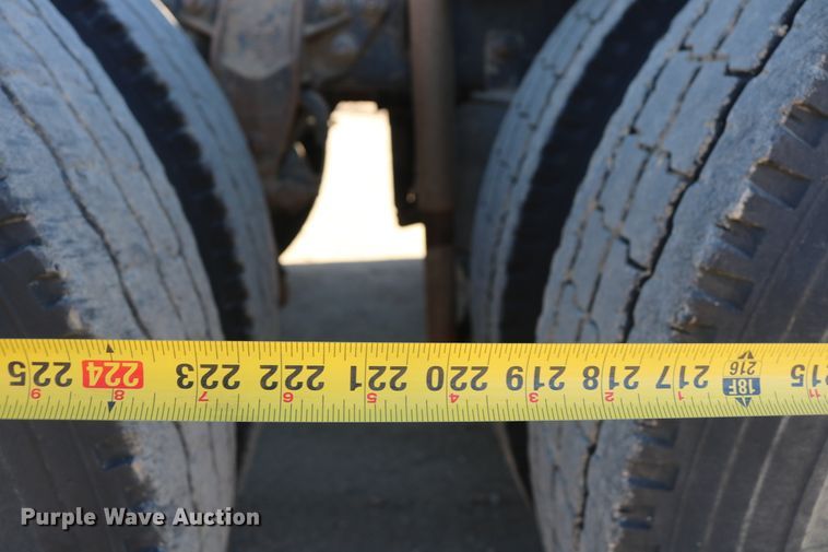 image for item DD6078 2010 Mack CH613 semi truck