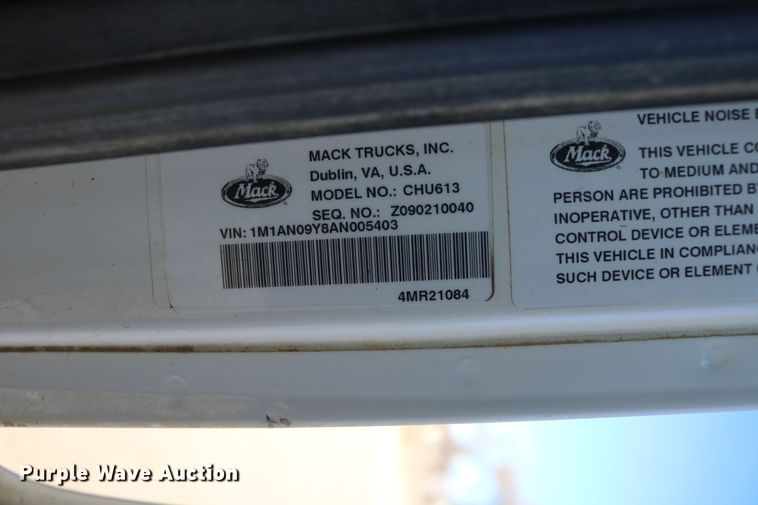 image for item DD6078 2010 Mack CH613 semi truck