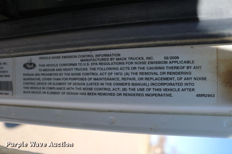 image for item DD6078 2010 Mack CH613 semi truck