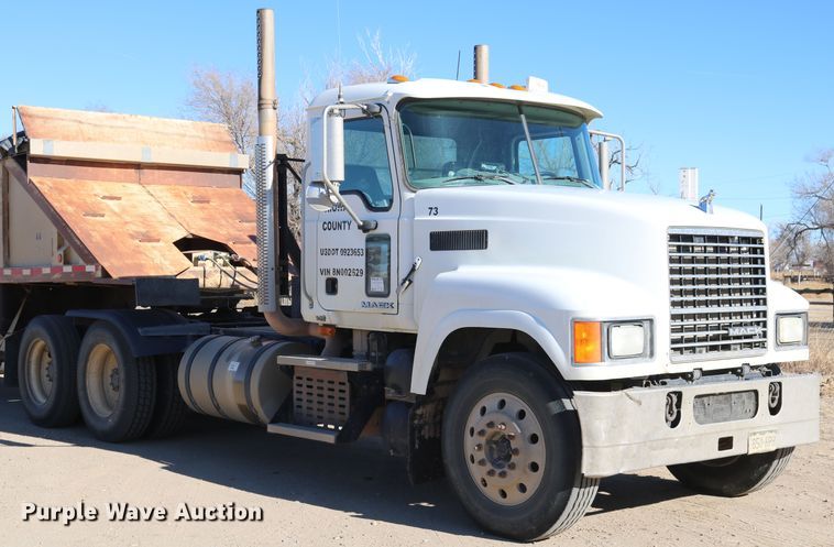 image for item DD6079 2008 Mack CH613 semi truck