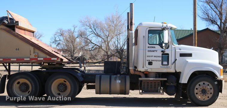 image for item DD6079 2008 Mack CH613 semi truck