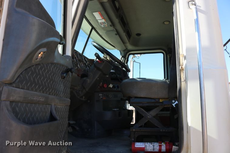 image for item DD6079 2008 Mack CH613 semi truck