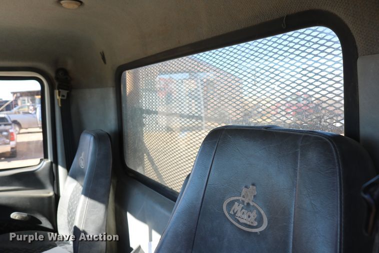 image for item DD6079 2008 Mack CH613 semi truck