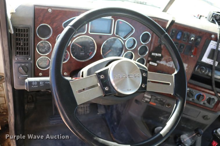 image for item DD6079 2008 Mack CH613 semi truck