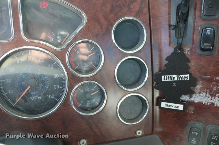 image for item DD6079 2008 Mack CH613 semi truck