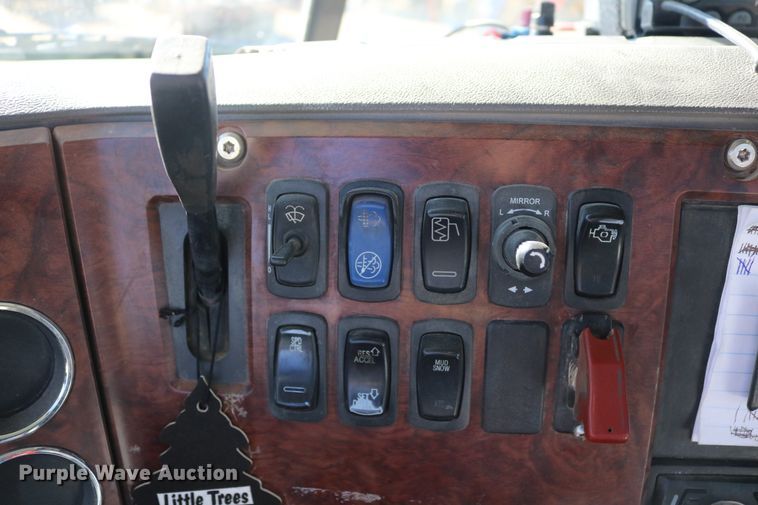 image for item DD6079 2008 Mack CH613 semi truck