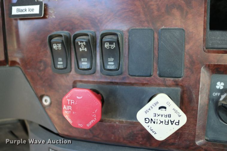 image for item DD6079 2008 Mack CH613 semi truck