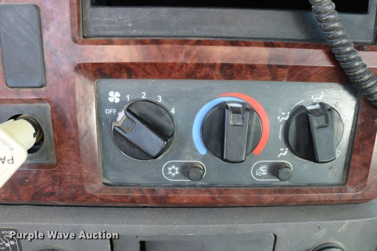 image for item DD6079 2008 Mack CH613 semi truck