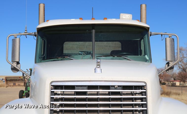 image for item DD6079 2008 Mack CH613 semi truck