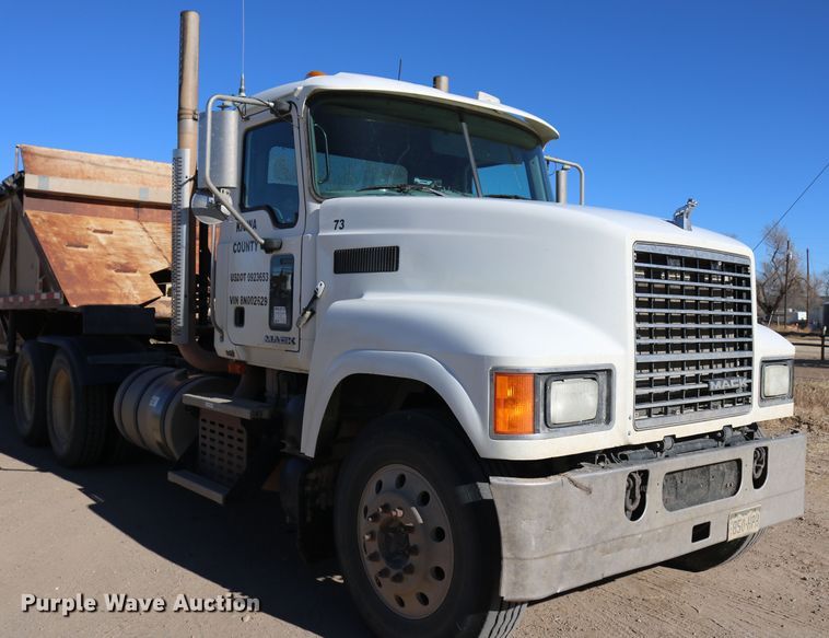 image for item DD6079 2008 Mack CH613 semi truck