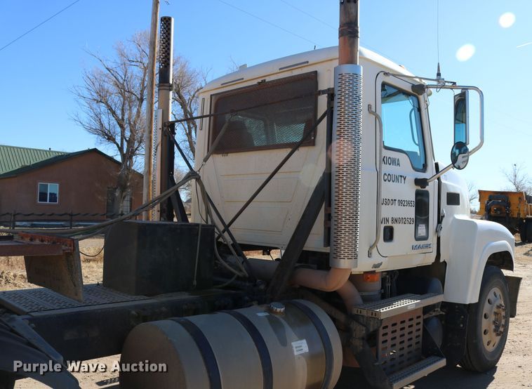 image for item DD6079 2008 Mack CH613 semi truck