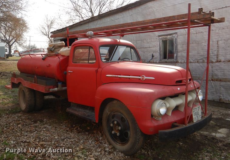 image for item DE0075 1952 Ford F5 fire truck