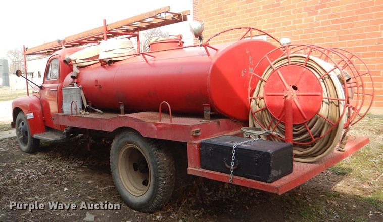 image for item DE0075 1952 Ford F5 fire truck