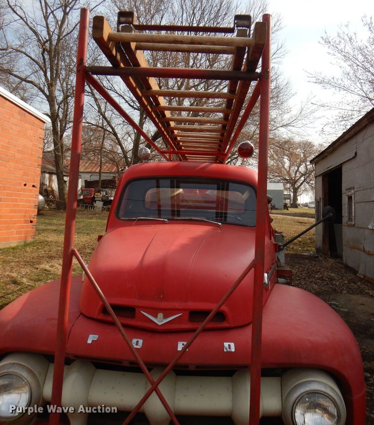 image for item DE0075 1952 Ford F5 fire truck