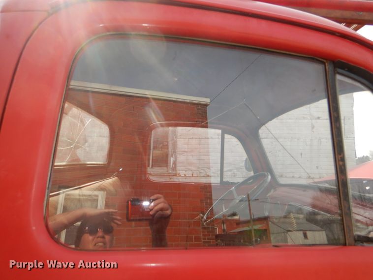 image for item DE0075 1952 Ford F5 fire truck